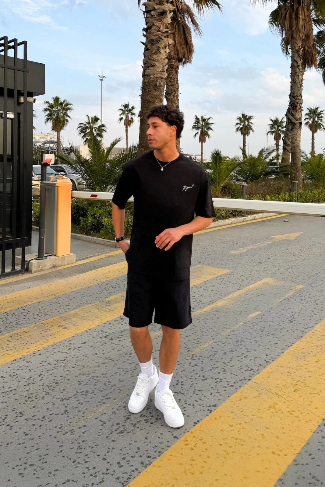 Sort oversized unisex t-shirt med TROPICAL print