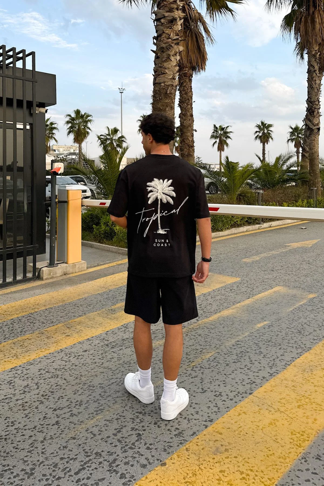 Sort oversized unisex t-shirt med TROPICAL print