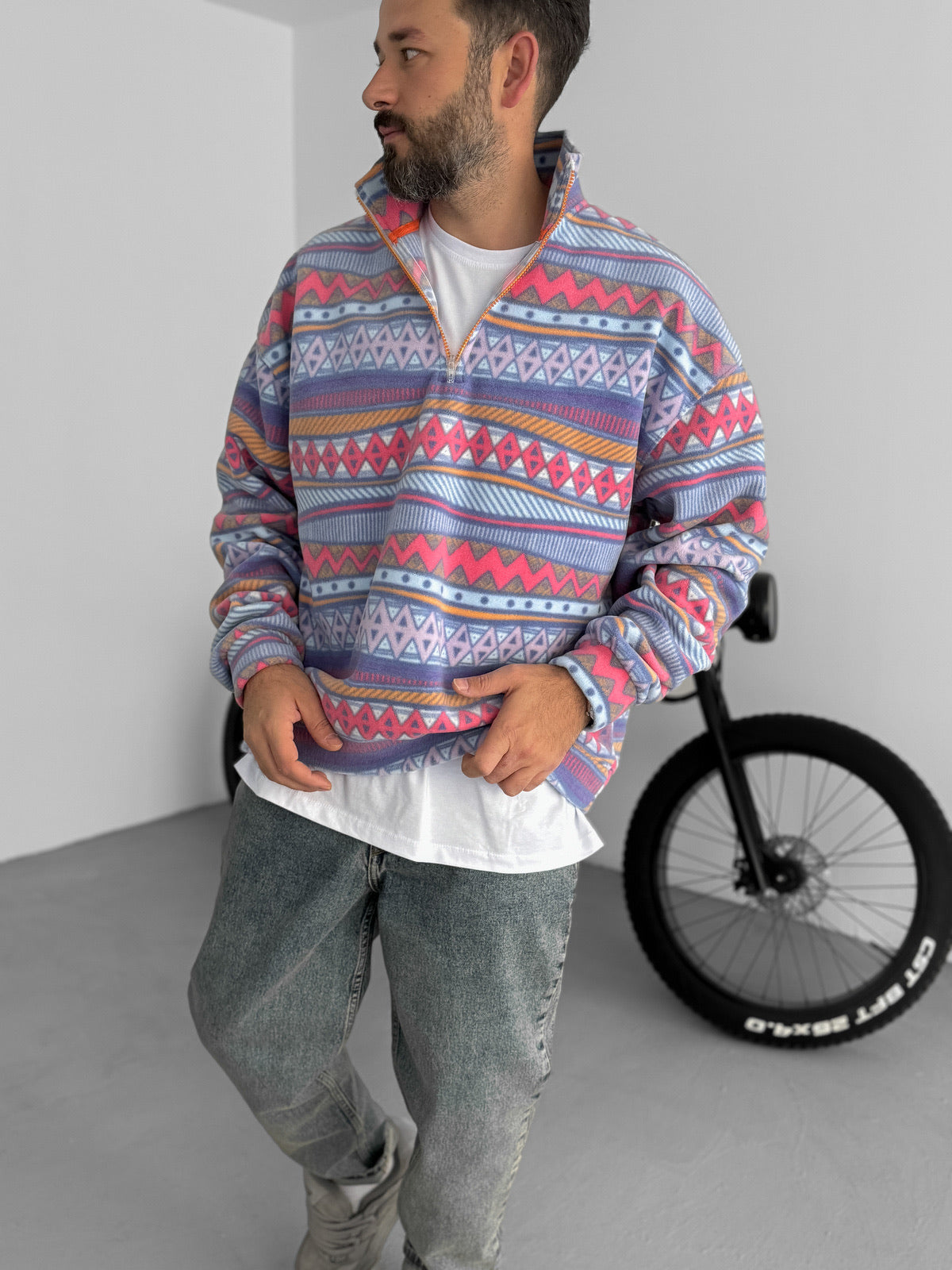 Model i Aztec Bloom oversize fleecetrøje, set forfra