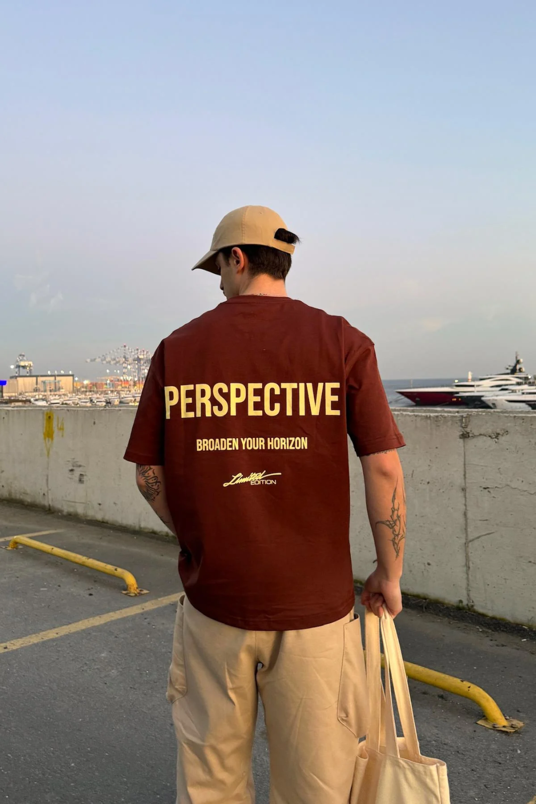 Brænd rødt oversized unisex t-shirt med PERSPECTIVE print