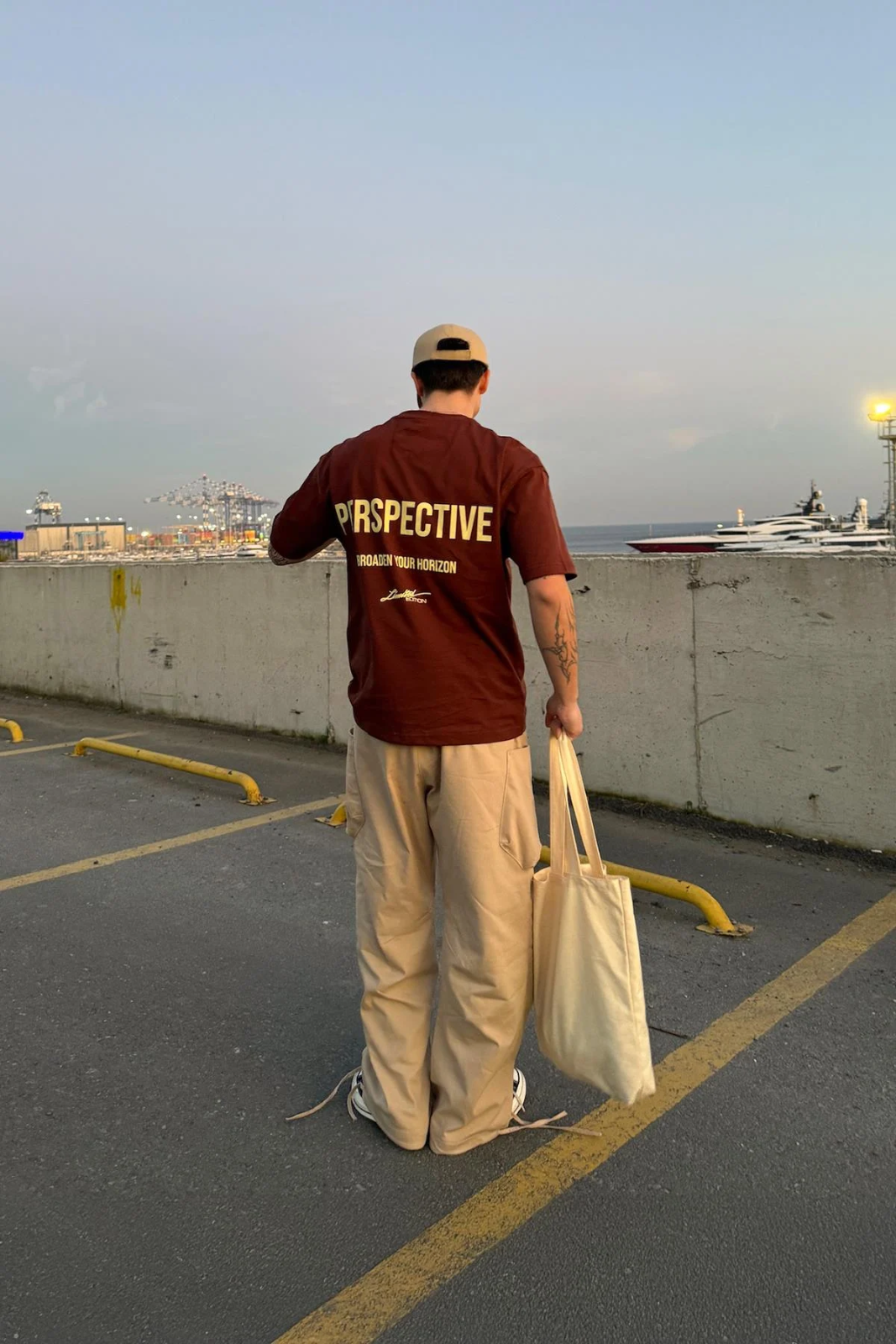 Brænd rødt oversized unisex t-shirt med PERSPECTIVE print