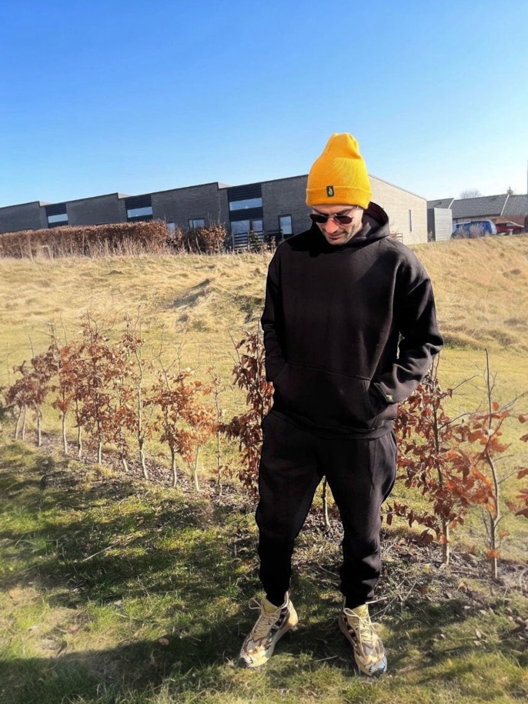 Flamestore basic hoodie i sort