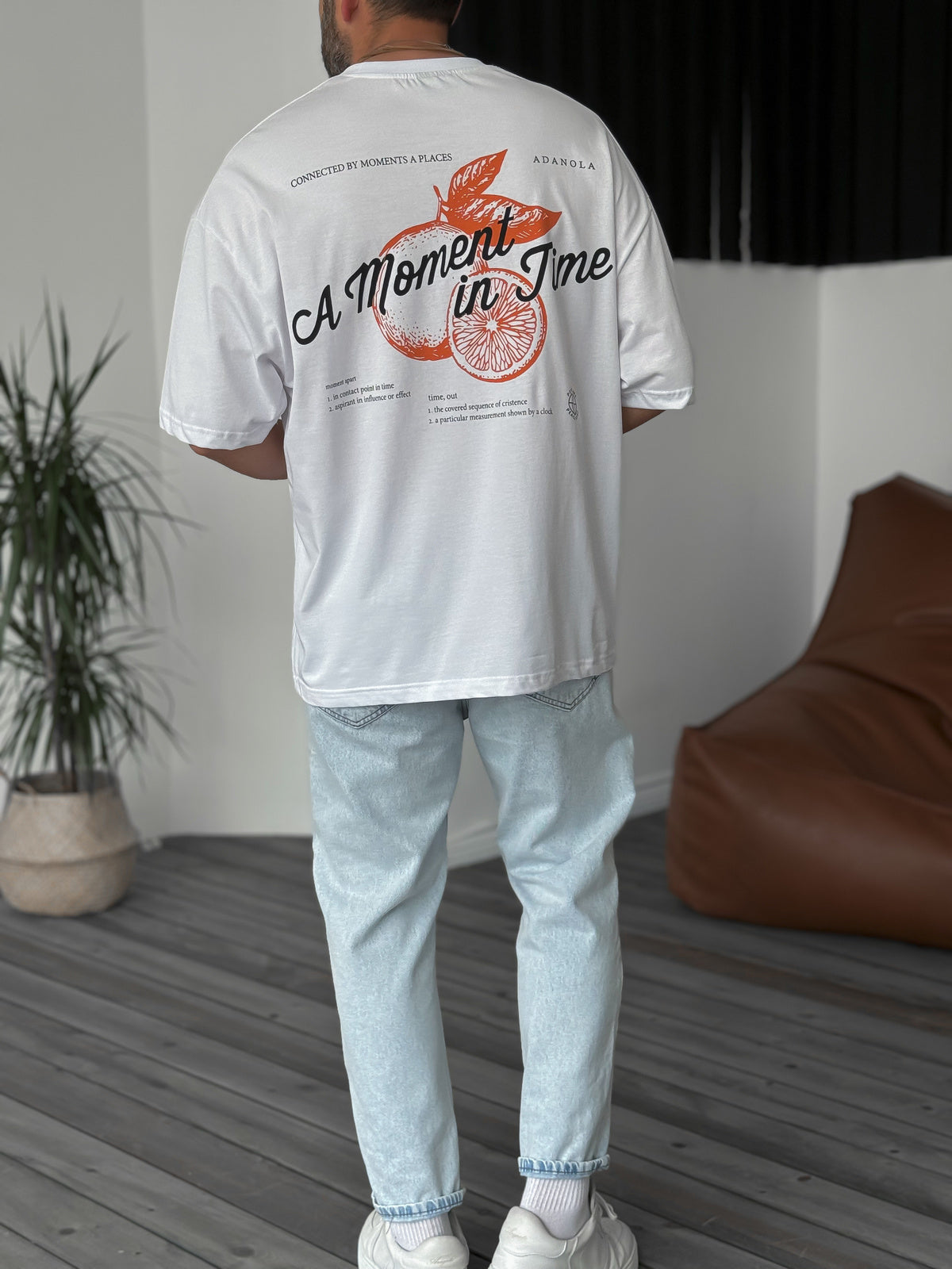 Hvid oversized unisex t-shirt med MOMENT IN TIME print