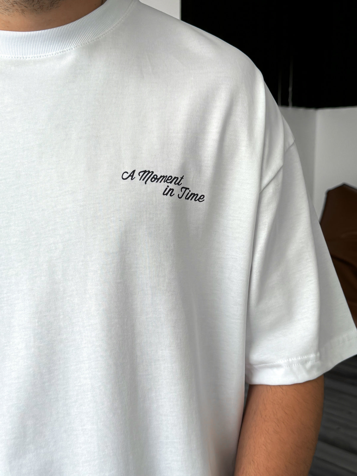 Hvid oversized unisex t-shirt med MOMENT IN TIME print