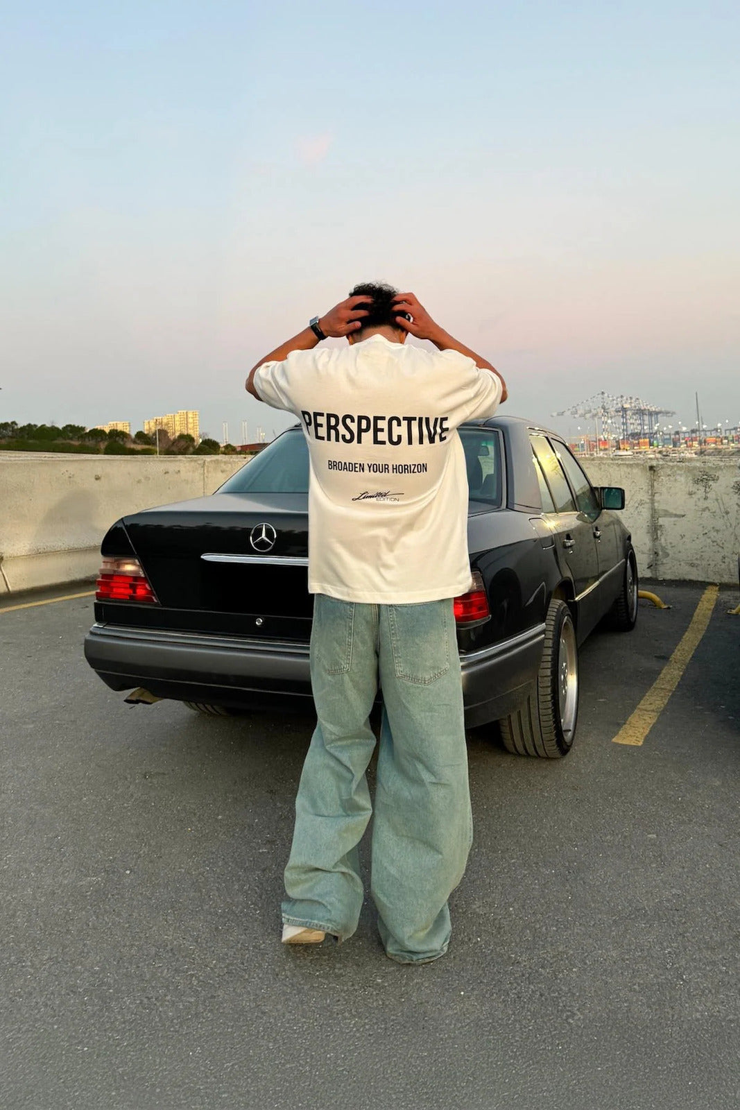 Hvid_oversized_unisex_t-shirt_med_PERSPECTIVE_print