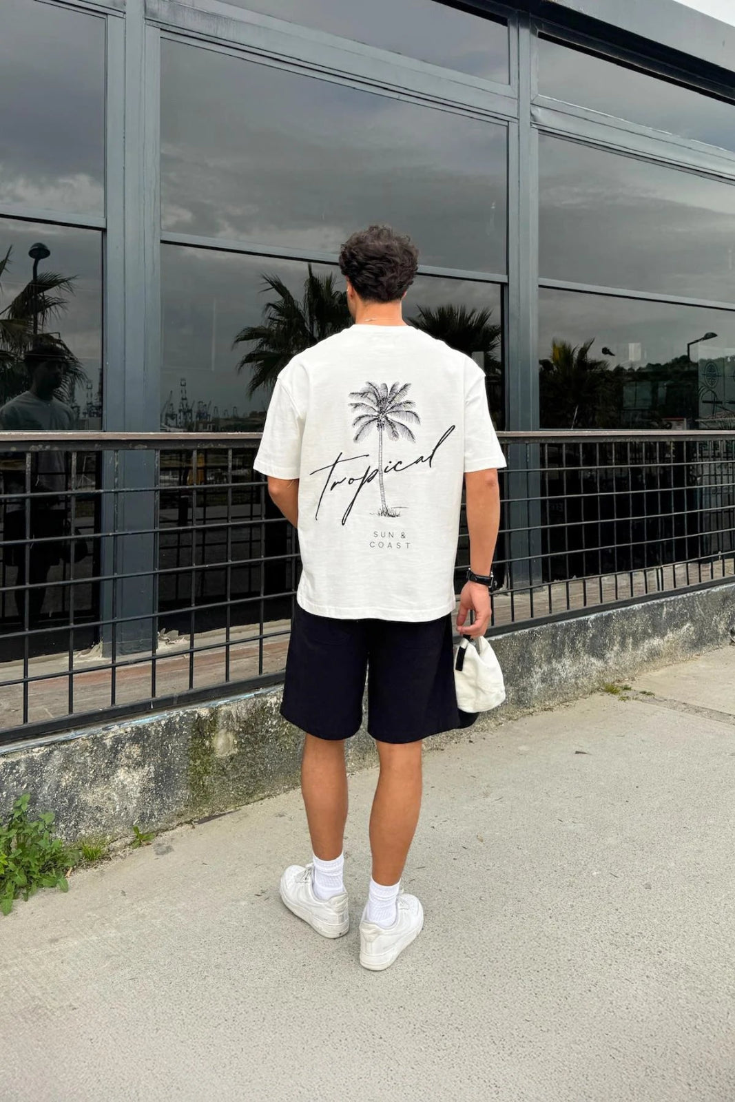 Hvid oversized unisex t-shirt med TROPICAL print