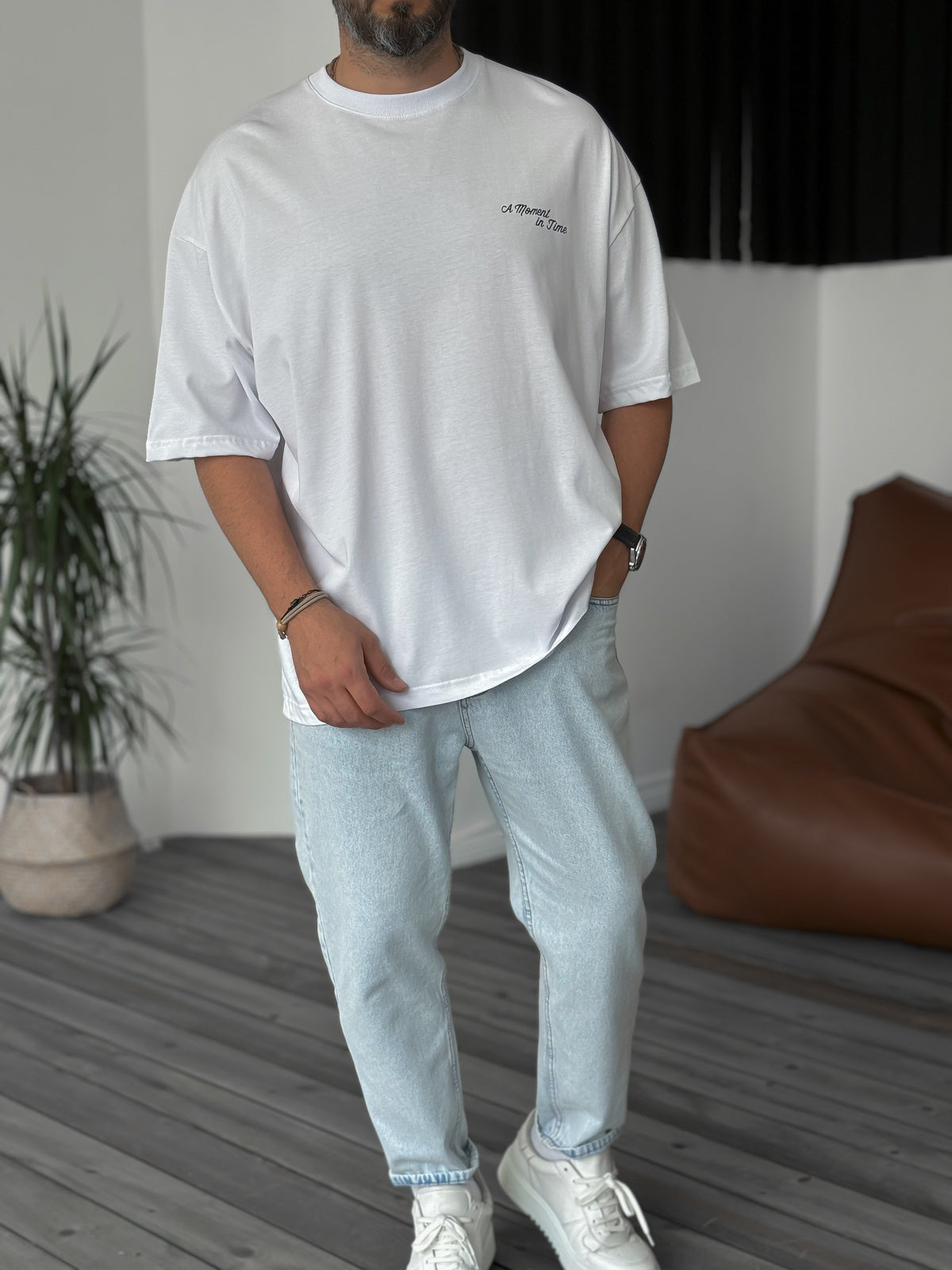 Hvid oversized unisex t-shirt med MOMENT IN TIME print