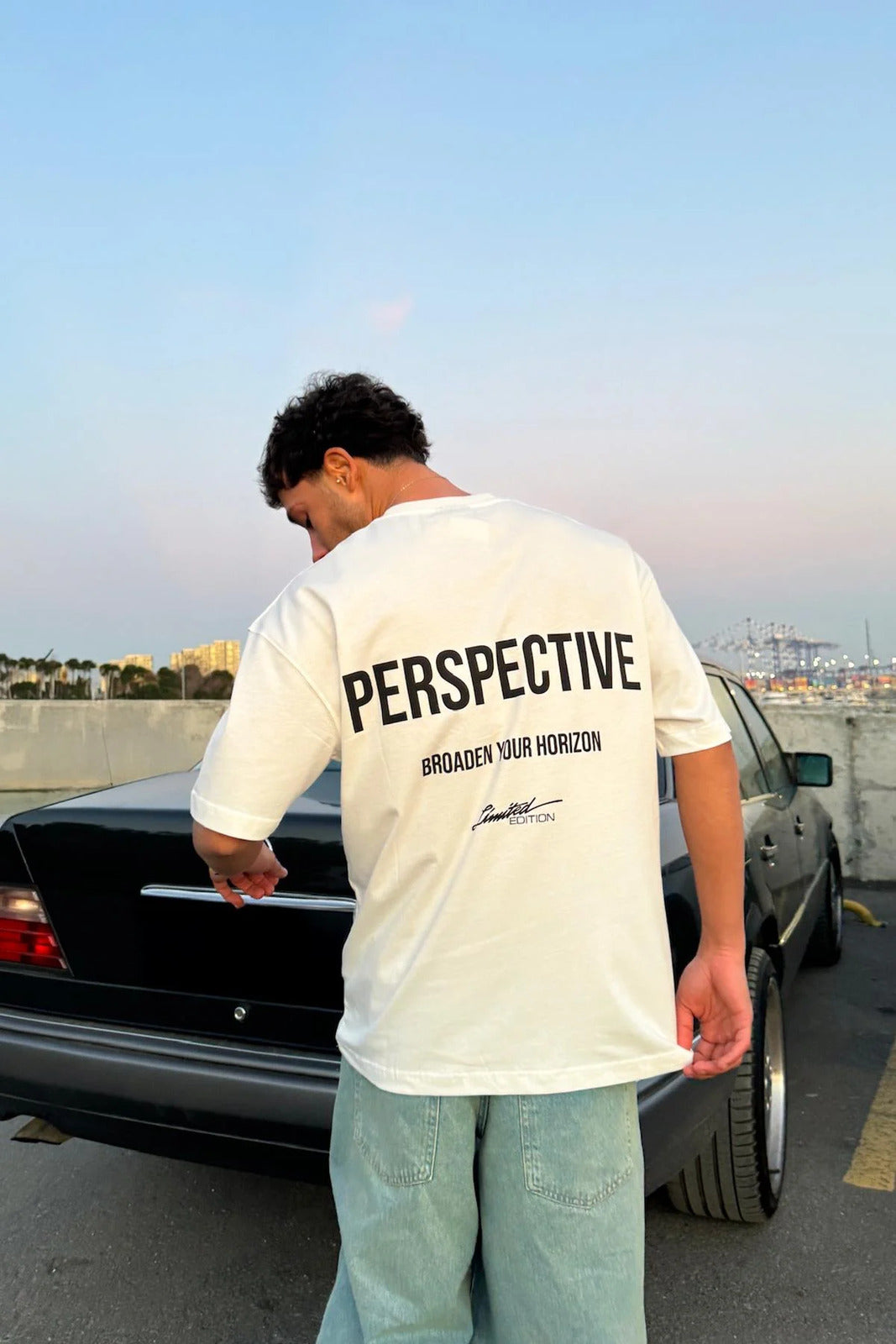 Hvid_oversized_unisex_t-shirt_med_PERSPECTIVE_print