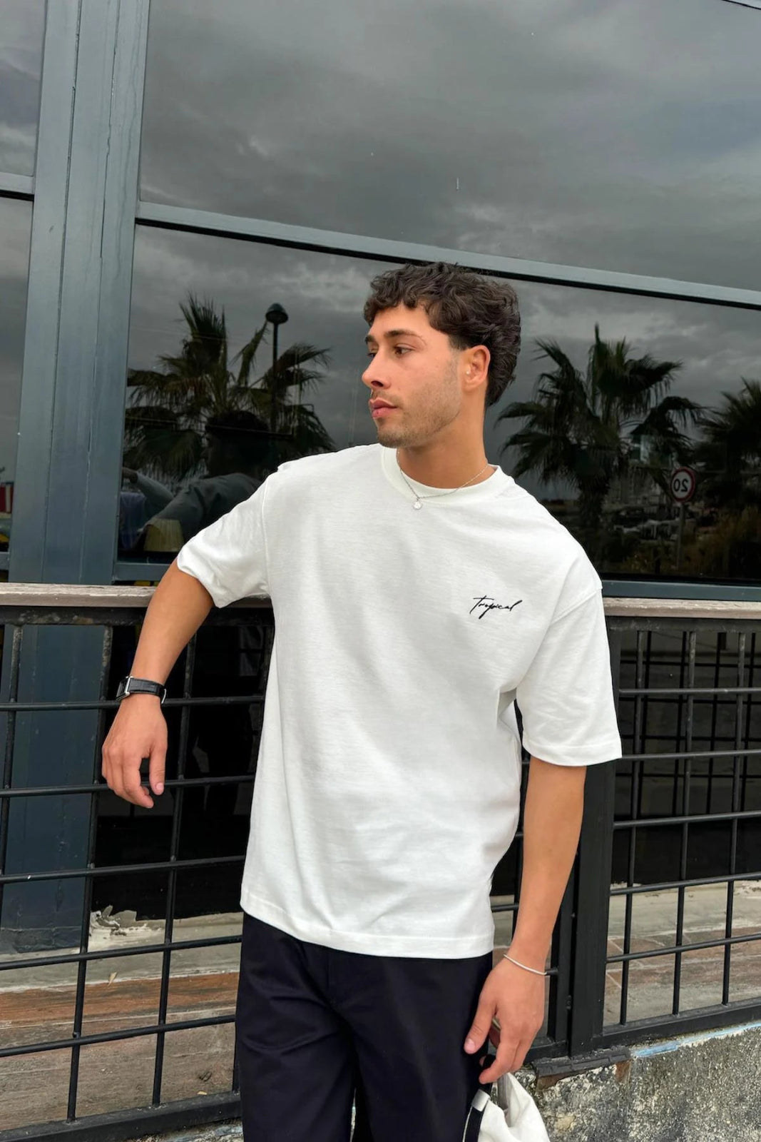 Hvid oversized unisex t-shirt med TROPICAL print