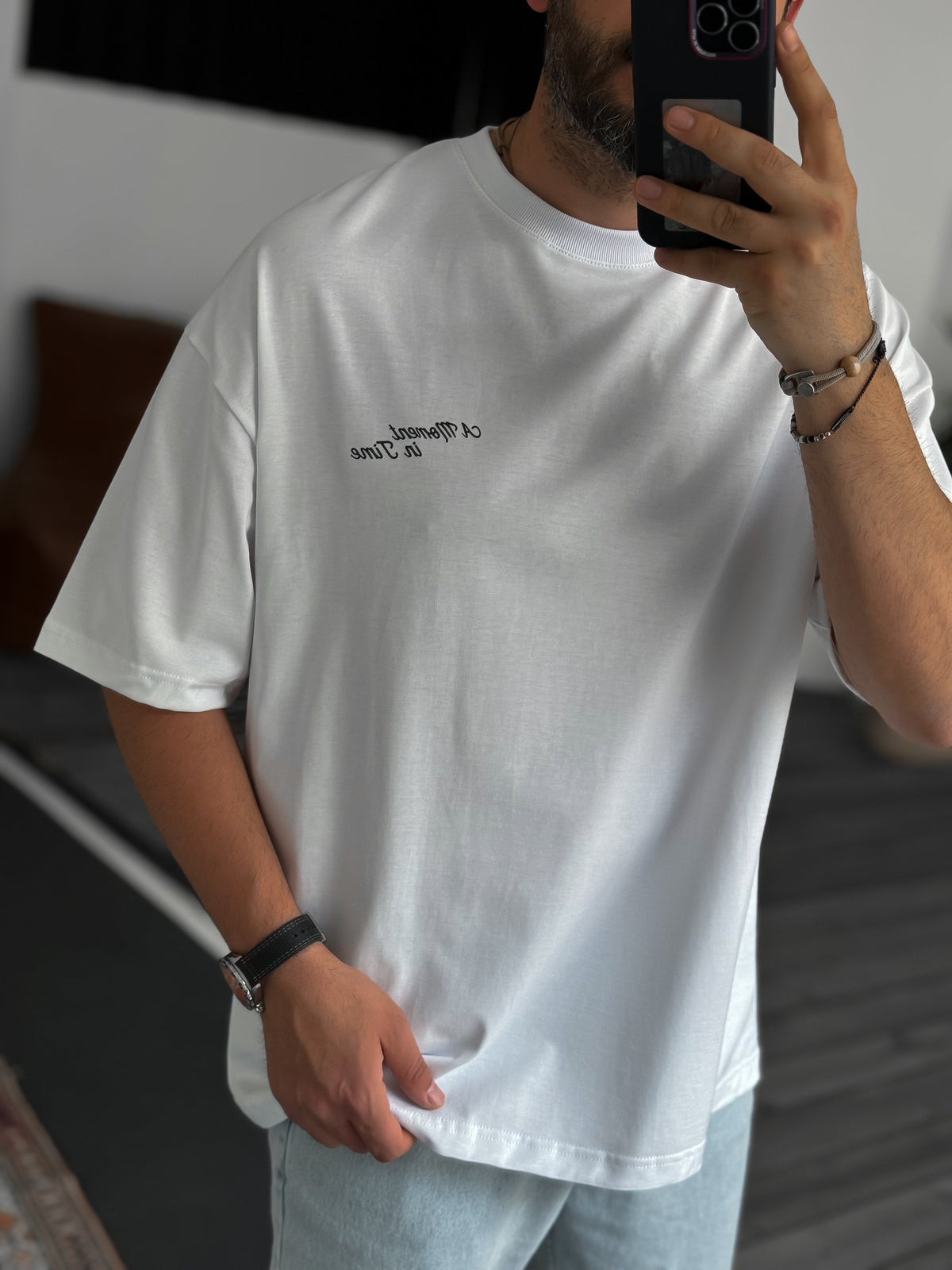 Hvid oversized unisex t-shirt med MOMENT IN TIME print