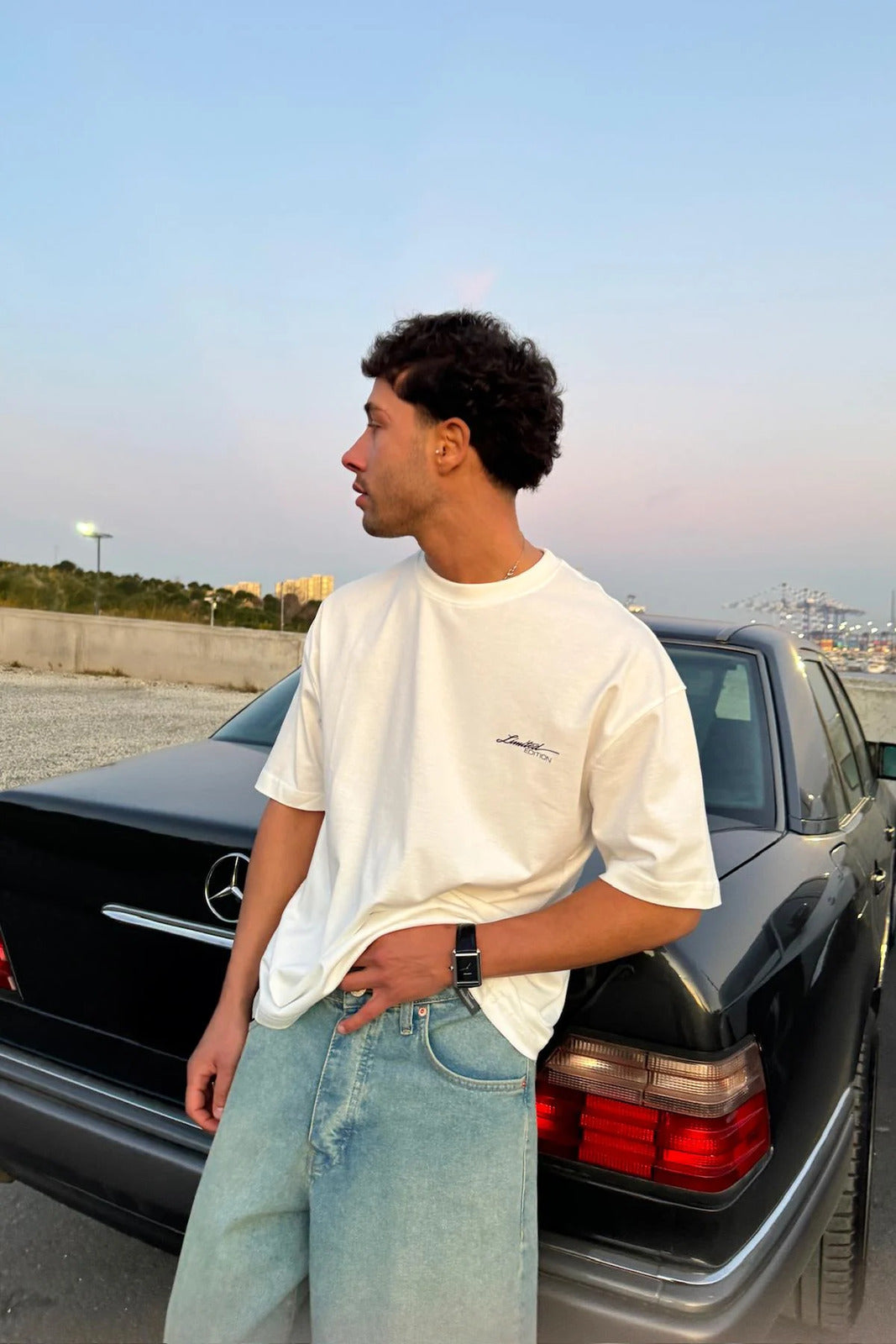 Hvid_oversized_unisex_t-shirt_med_PERSPECTIVE_print