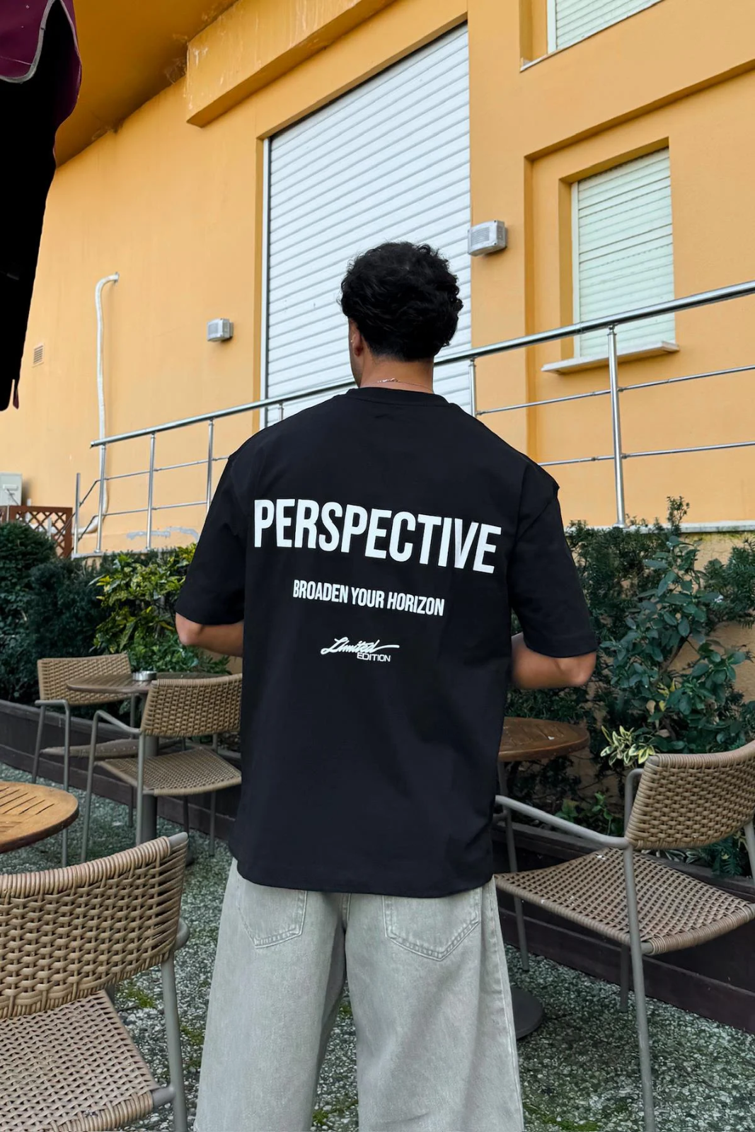 Sort_oversized_unisex_t-shirt_med_PERSPECTIVE_print