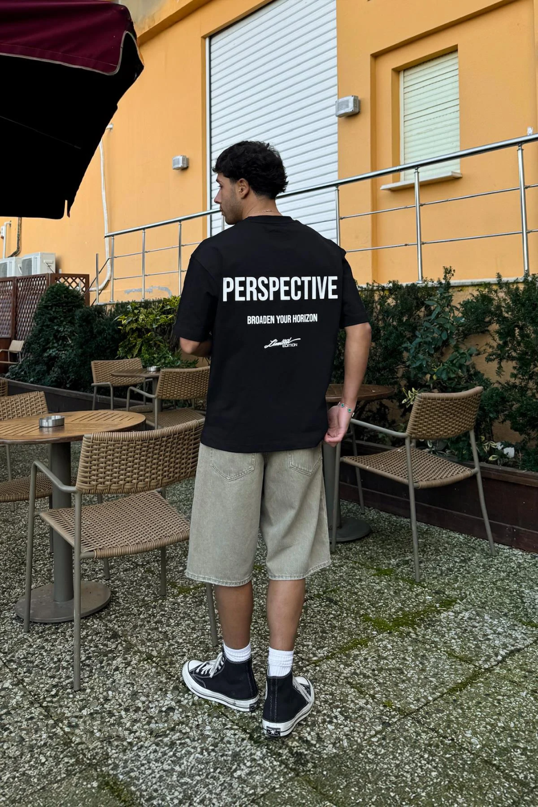 Sort_oversized_unisex_t-shirt_med_PERSPECTIVE_print