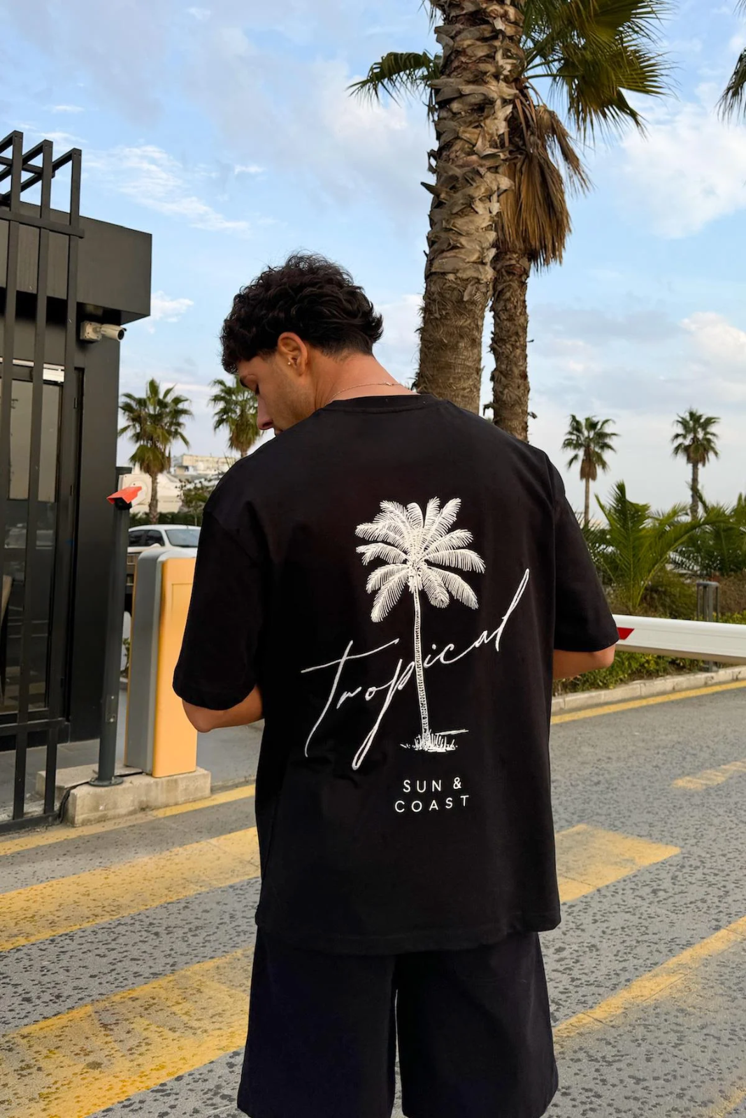 Sort oversized unisex t-shirt med TROPICAL print