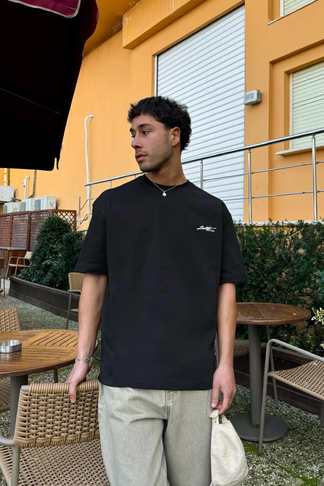 Sort_oversized_unisex_t-shirt_med_PERSPECTIVE_print